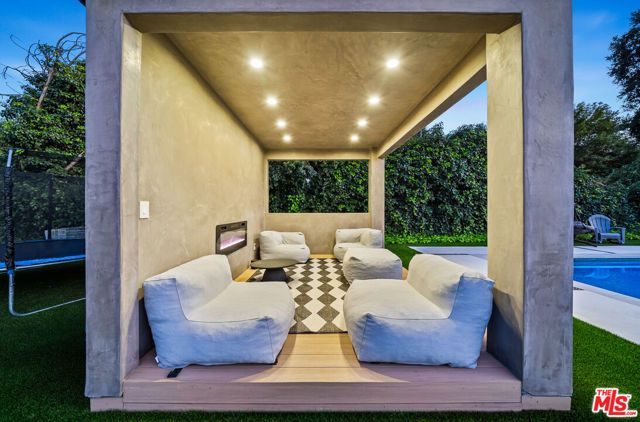 5826 Corbin Avenue, Tarzana (los Angeles), CA 91356