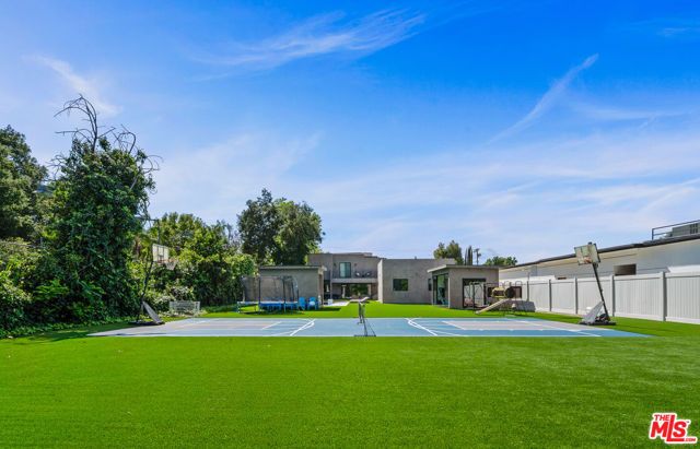 5826 Corbin Avenue, Tarzana (los Angeles), CA 91356