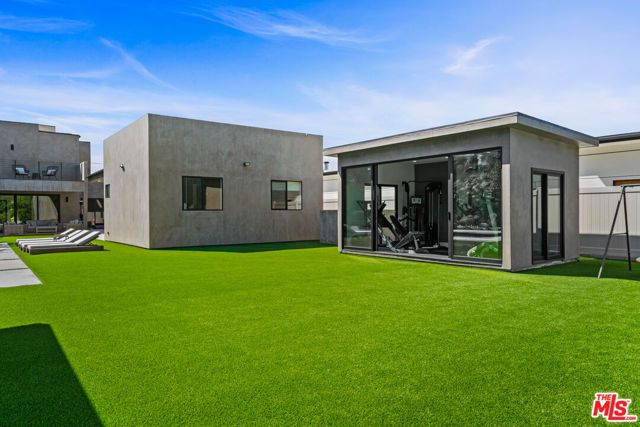 5826 Corbin Avenue, Tarzana (los Angeles), CA 91356
