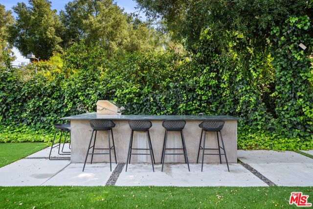 5826 Corbin Avenue, Tarzana (los Angeles), CA 91356