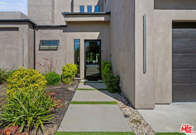 5826 Corbin Avenue, Tarzana (los Angeles), CA 91356