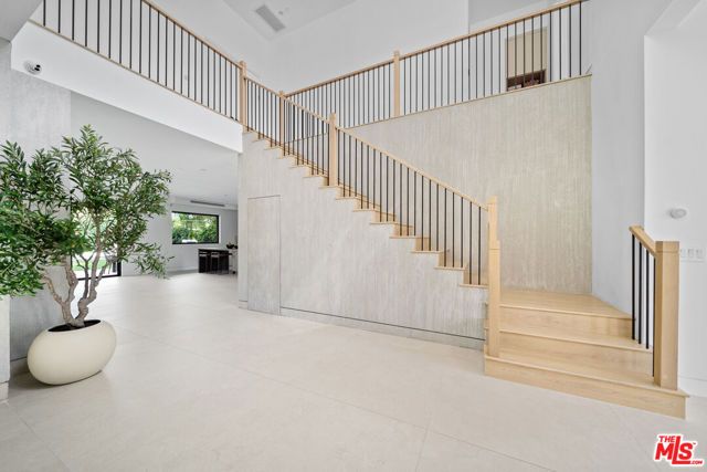 5826 Corbin Avenue, Tarzana (los Angeles), CA 91356