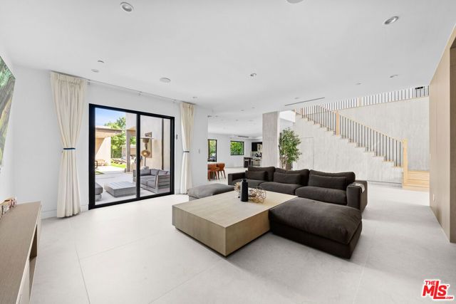 5826 Corbin Avenue, Tarzana (los Angeles), CA 91356