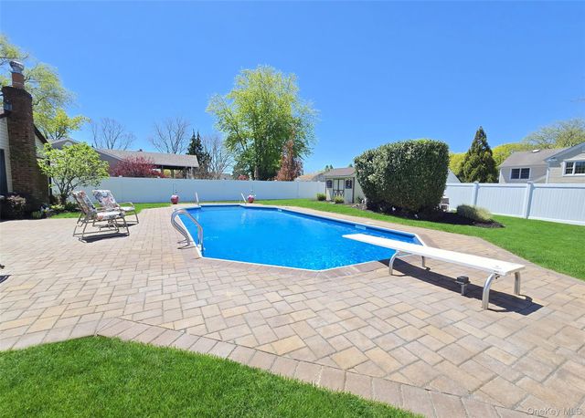 150 Glenmere Way, Holbrook, NY 11741
