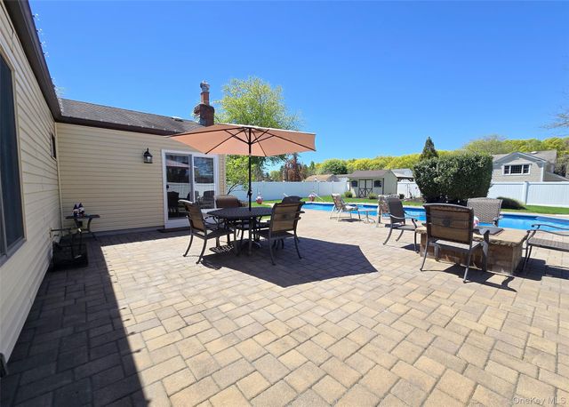 150 Glenmere Way, Holbrook, NY 11741