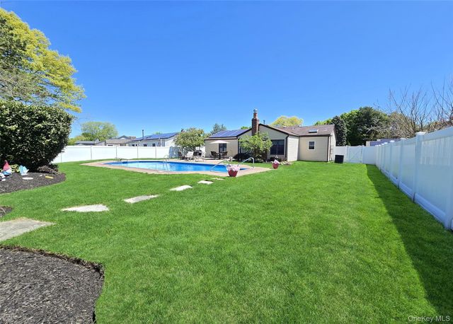 150 Glenmere Way, Holbrook, NY 11741
