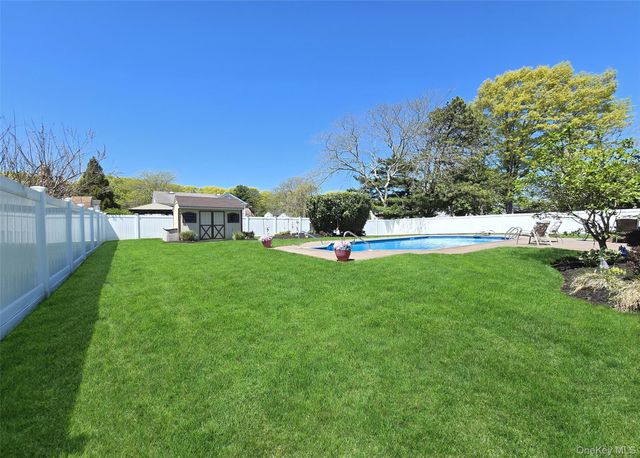 150 Glenmere Way, Holbrook, NY 11741