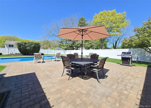 150 Glenmere Way, Holbrook, NY 11741