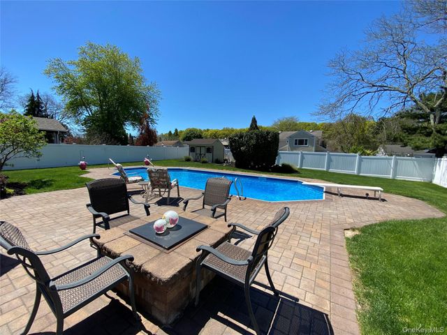 150 Glenmere Way, Holbrook, NY 11741