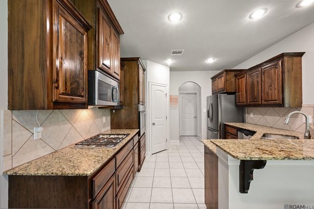 7119 Lakecrest Dr, Zachary, LA 70791