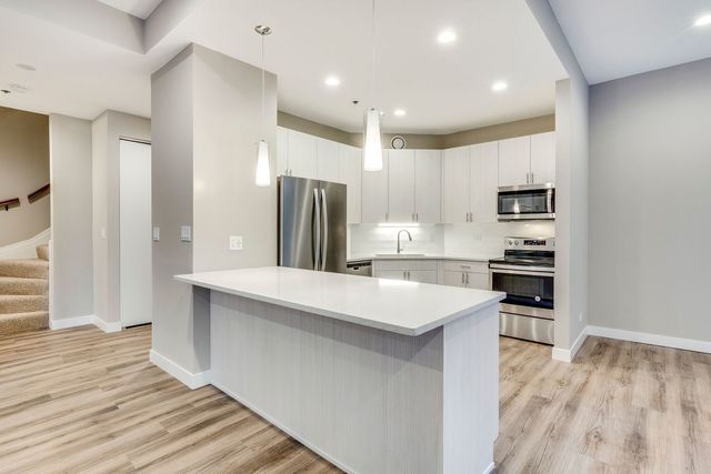 1730 N CLARK Street 102, Chicago, IL 60614