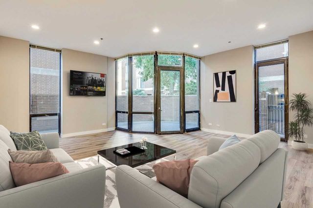 1730 N CLARK Street 102, Chicago, IL 60614