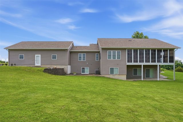 3451 Pleasant Creek Road, Palo, IA 52324