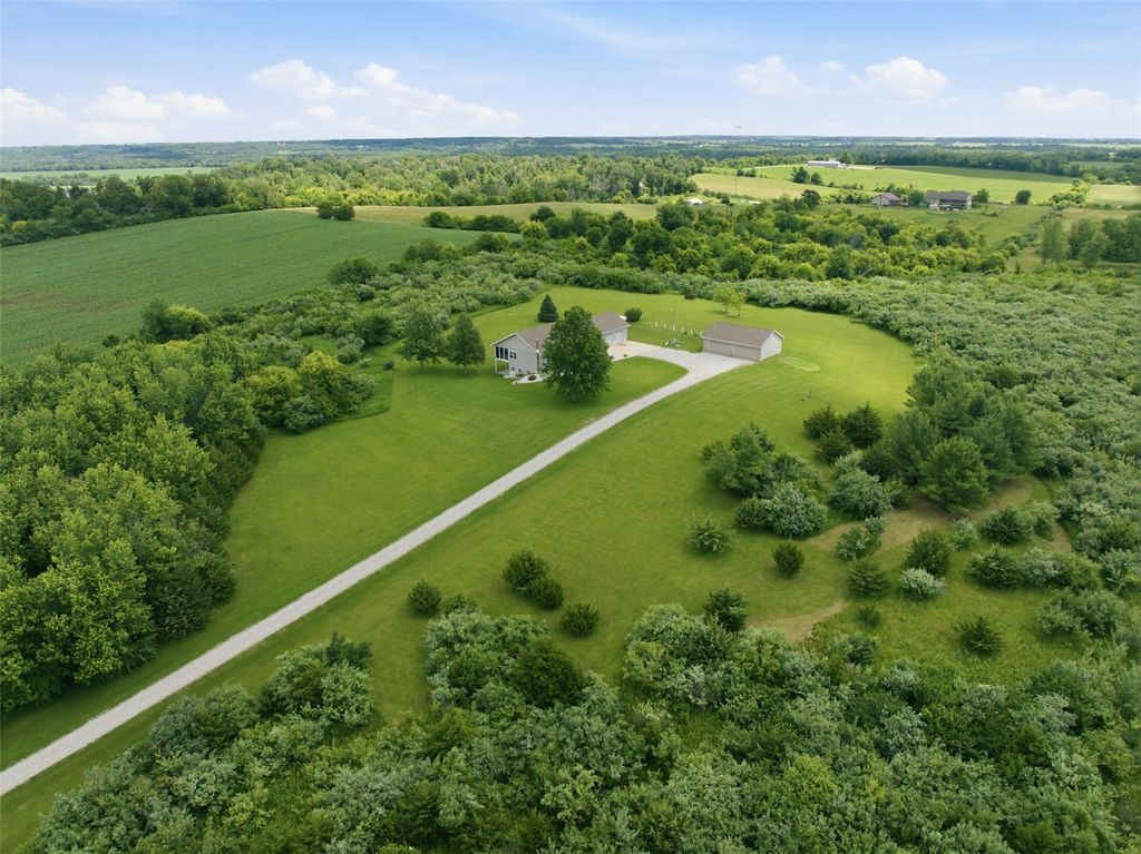 3451 Pleasant Creek Road, Palo, IA 52324