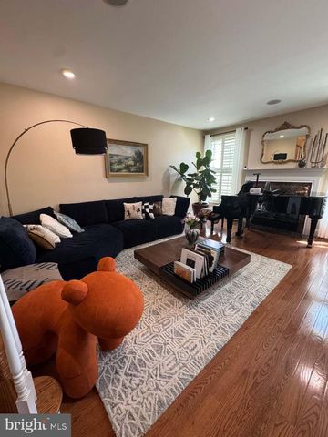562 FARMDALE CIR, Blue Bell, PA 19422