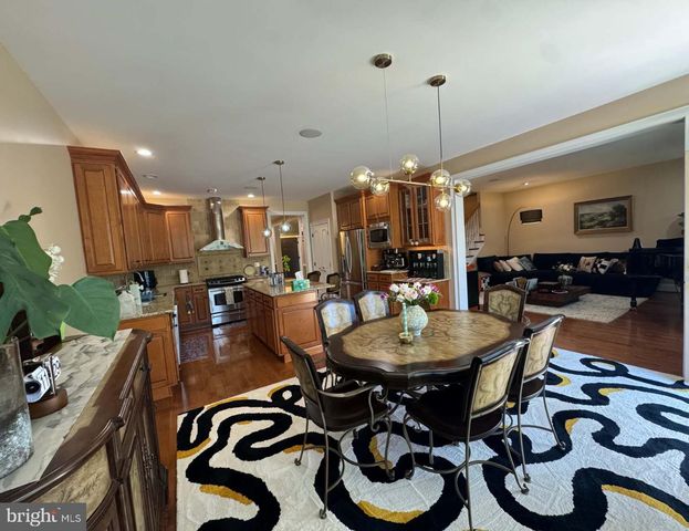 562 FARMDALE CIR, Blue Bell, PA 19422