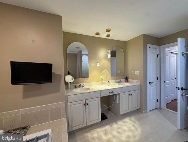 562 FARMDALE CIR, Blue Bell, PA 19422