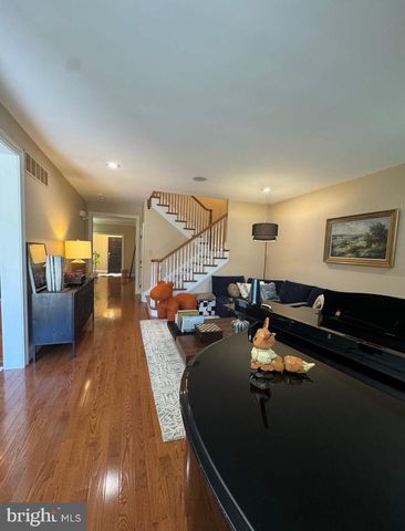562 FARMDALE CIR, Blue Bell, PA 19422