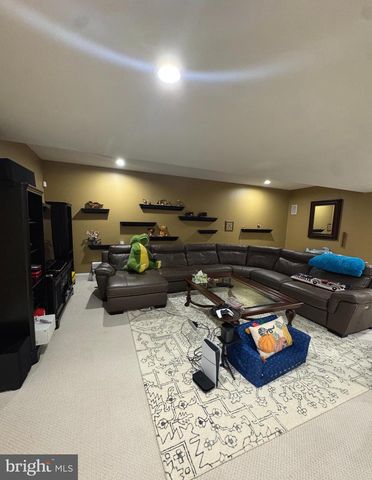 562 FARMDALE CIR, Blue Bell, PA 19422
