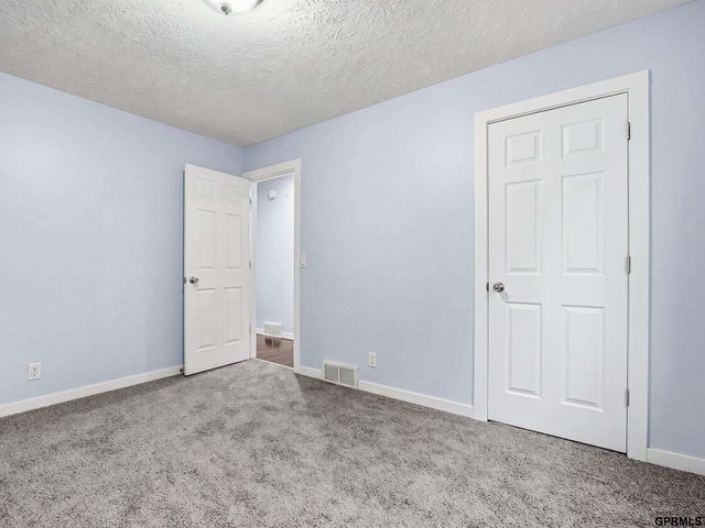 2232 S 42nd Street, Omaha, NE 68105