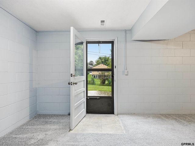 2232 S 42nd Street, Omaha, NE 68105