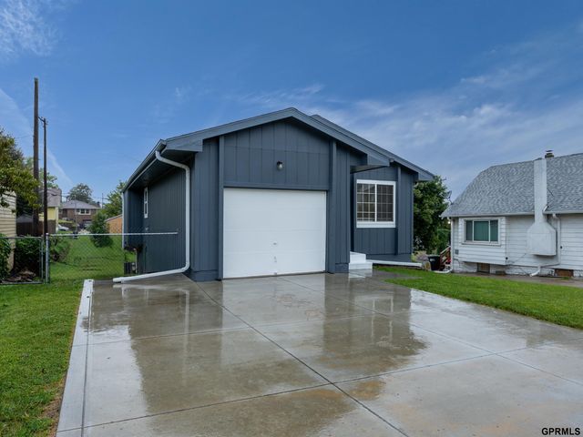 2232 S 42nd Street, Omaha, NE 68105