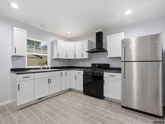 2232 S 42nd Street, Omaha, NE 68105