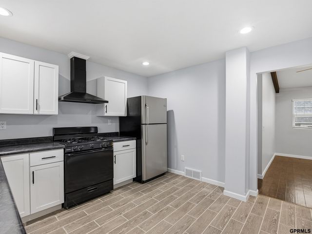 2232 S 42nd Street, Omaha, NE 68105