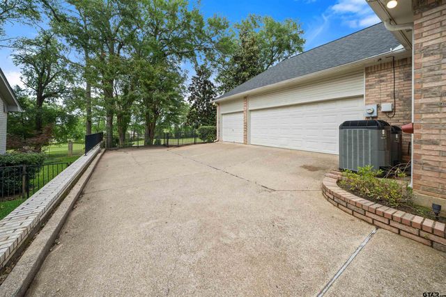 1701 Royal Oak Dr., Tyler, TX 75703