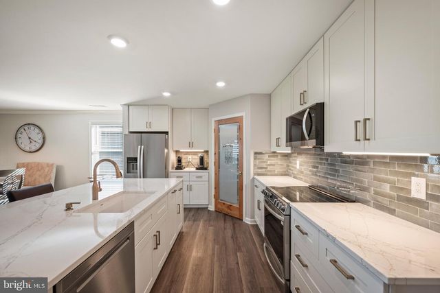 121 GRASMERE ST, Stephens City, VA 22655