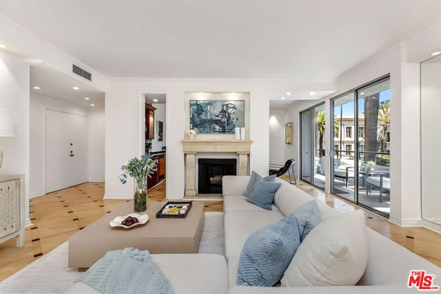 121 S Palm Drive 403, Beverly Hills, CA 90212