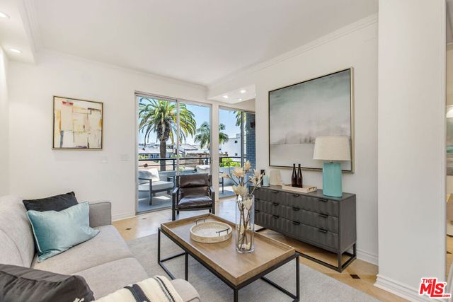 121 S Palm Drive 403, Beverly Hills, CA 90212
