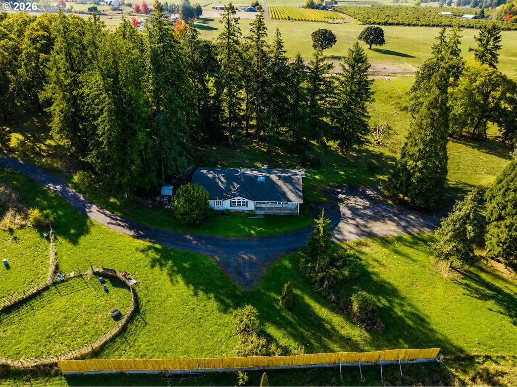 Image 1 of property listing at 4751 Ne HENRY CREEK Rd, Dayton, OR 97114