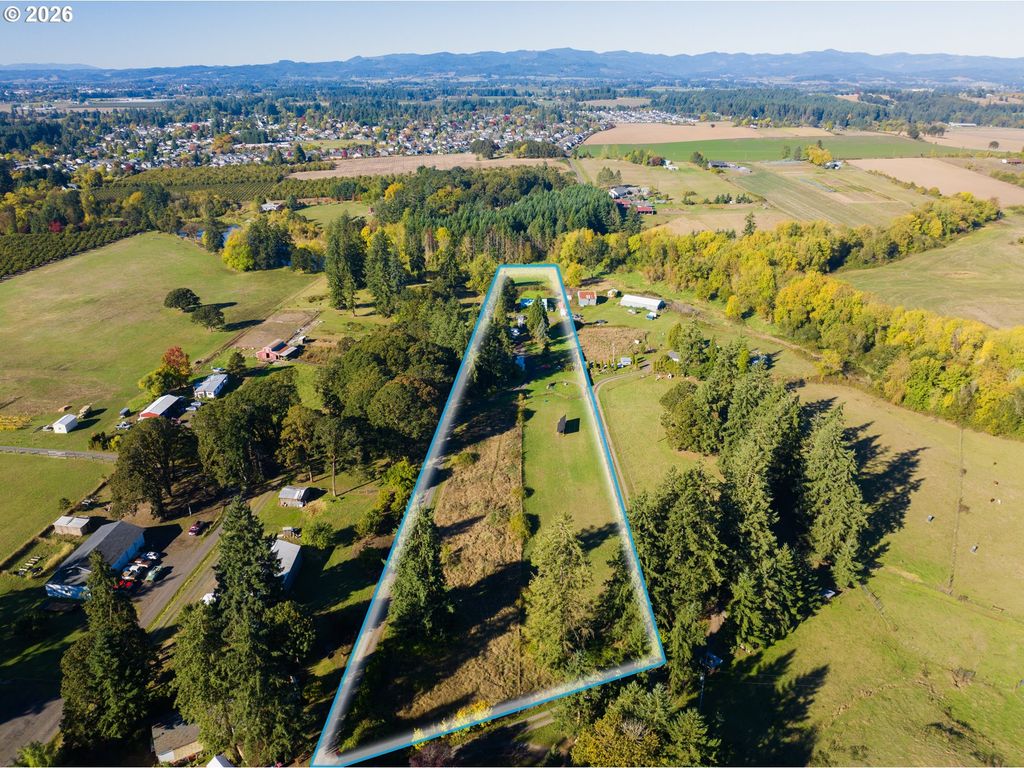 Image 18 of property listing at 4751 Ne HENRY CREEK Rd, Dayton, OR 97114