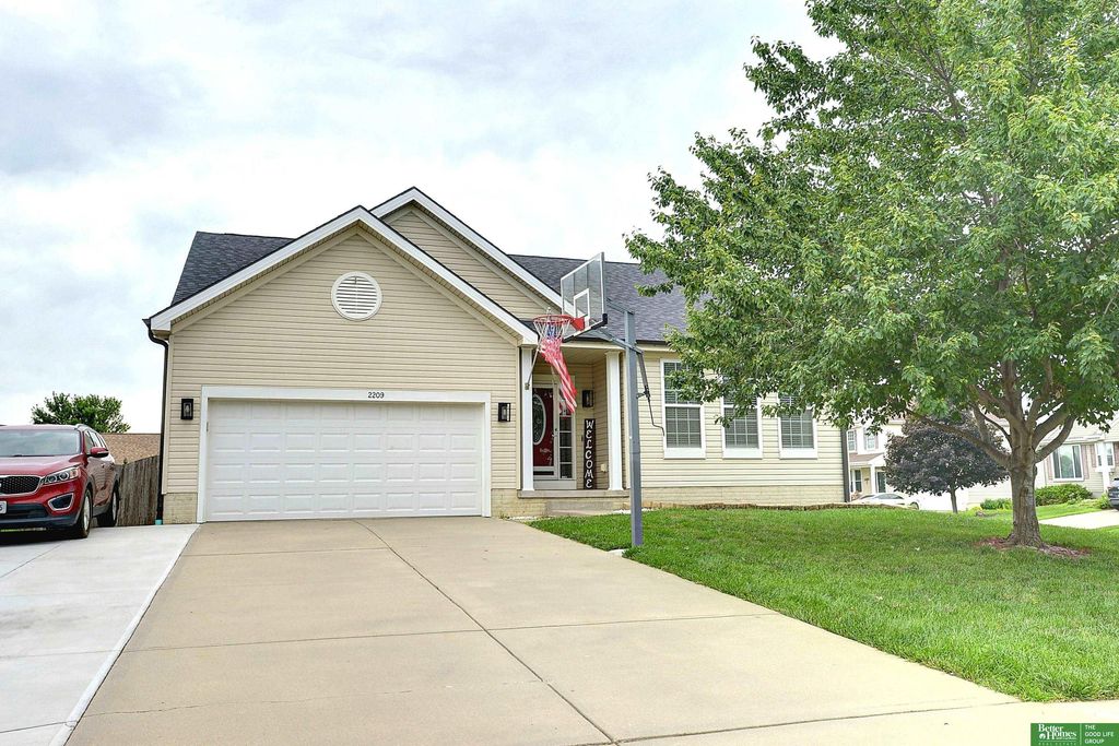 2209 S Mineral Drive, Papillion, NE 68046