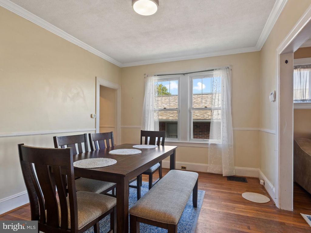 Image 9 of property listing at 2955 EDGEWOOD AVE, Parkville, MD 21234