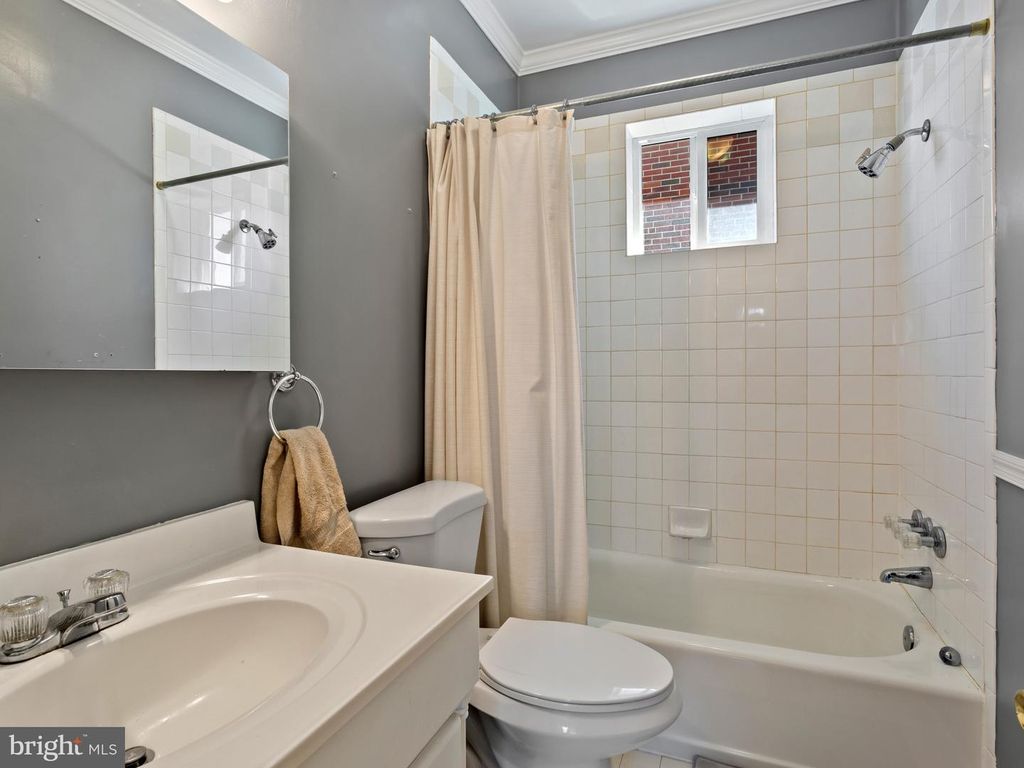 Image 11 of property listing at 2955 EDGEWOOD AVE, Parkville, MD 21234