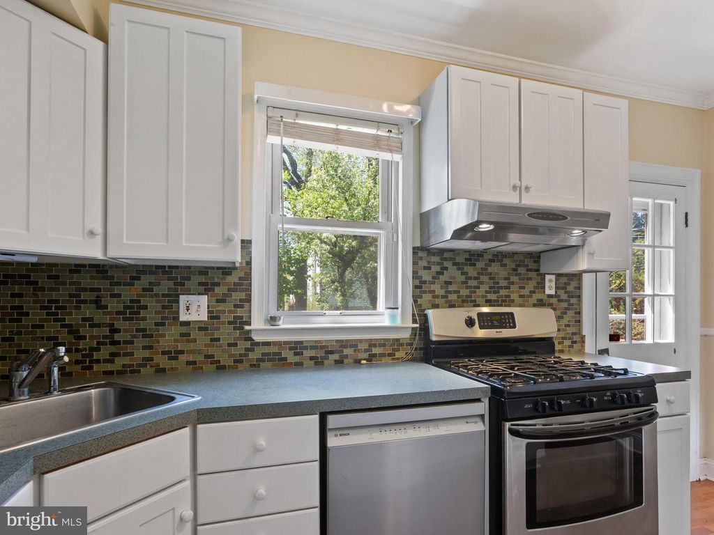 Image 20 of property listing at 2955 EDGEWOOD AVE, Parkville, MD 21234