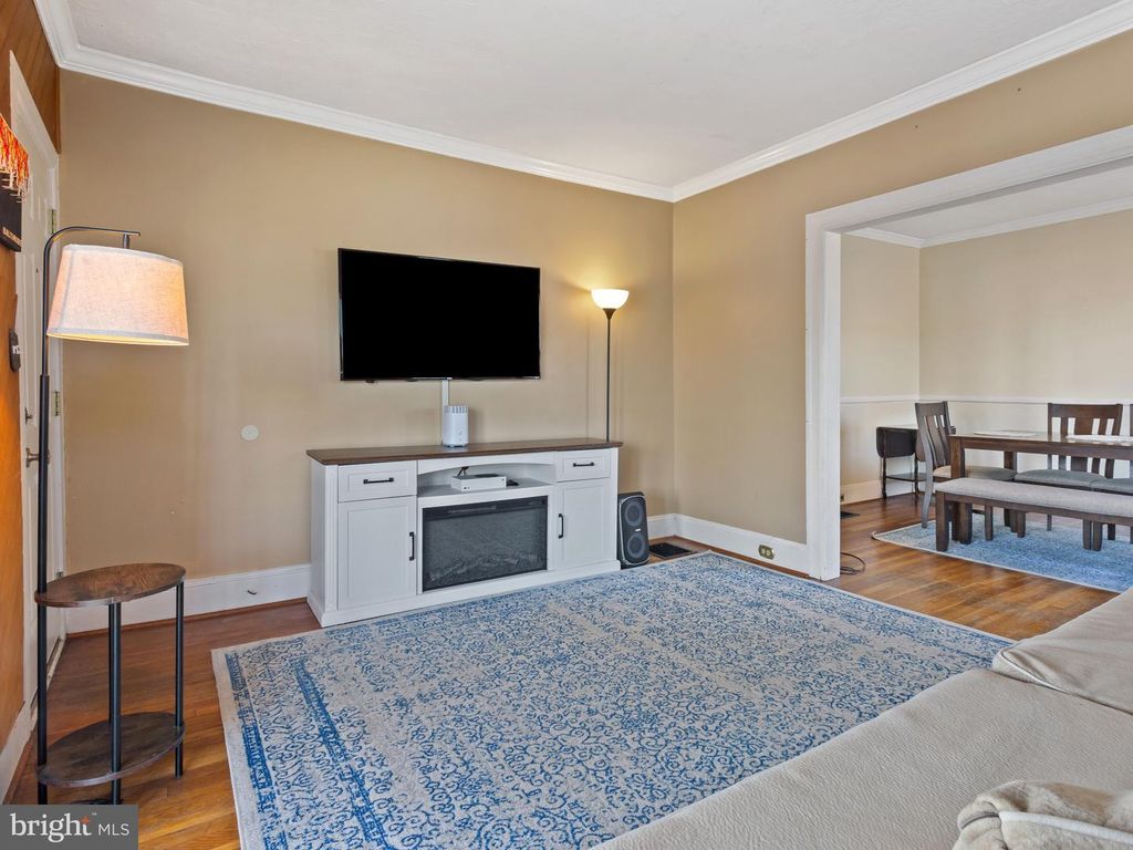 Image 4 of property listing at 2955 EDGEWOOD AVE, Parkville, MD 21234