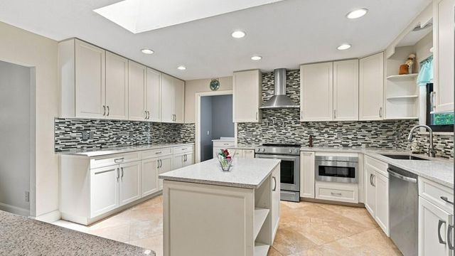 1 WYCLIFF Road, Palm Beach Gardens, FL 33418