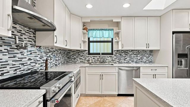 1 WYCLIFF Road, Palm Beach Gardens, FL 33418