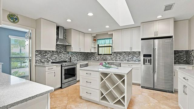 1 WYCLIFF Road, Palm Beach Gardens, FL 33418