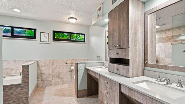 1 WYCLIFF Road, Palm Beach Gardens, FL 33418