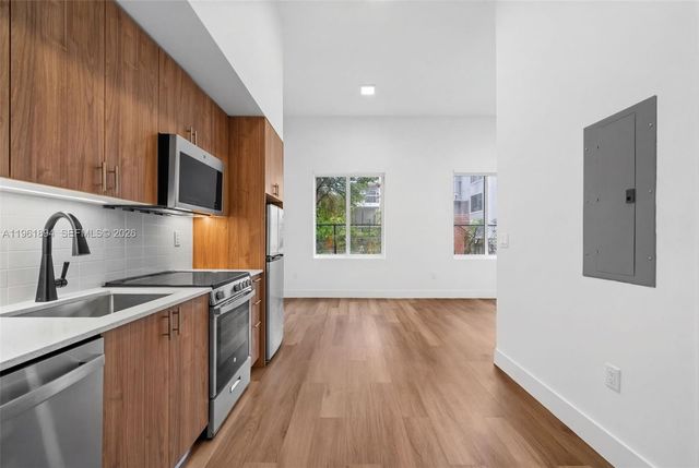 650 SW 1st St 102, Miami, FL 33130