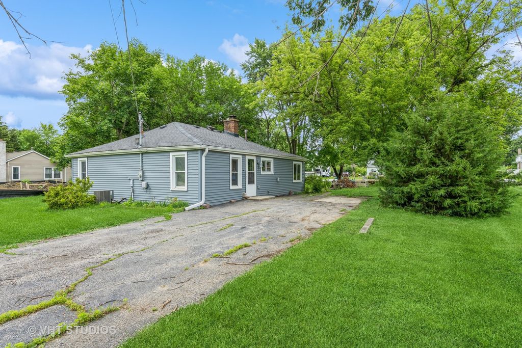 26177 W Heart O Lakes Boulevard, Antioch, IL 60002