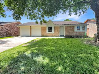 602 Meadowglen Drive, Baytown, TX 77521