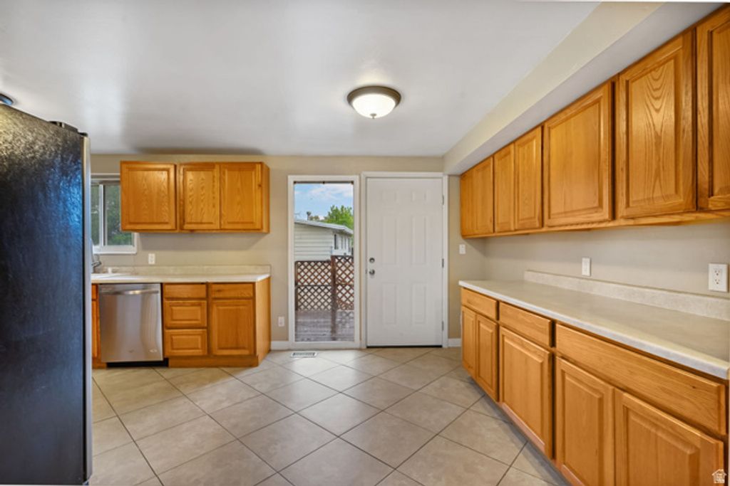 Image 13 of property listing at 6622 S GEORGIA DR, West Jordan, UT 84084