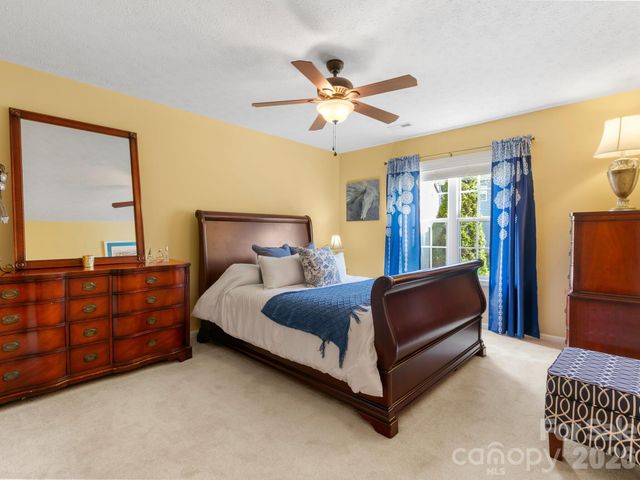 25 Old Pasture Way, Hendersonville, NC 28739