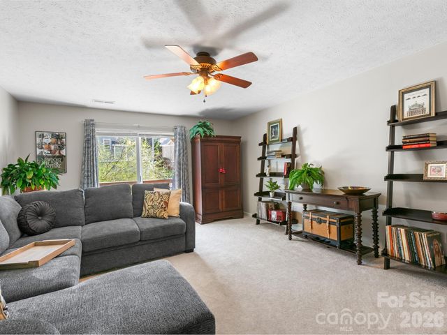 25 Old Pasture Way, Hendersonville, NC 28739