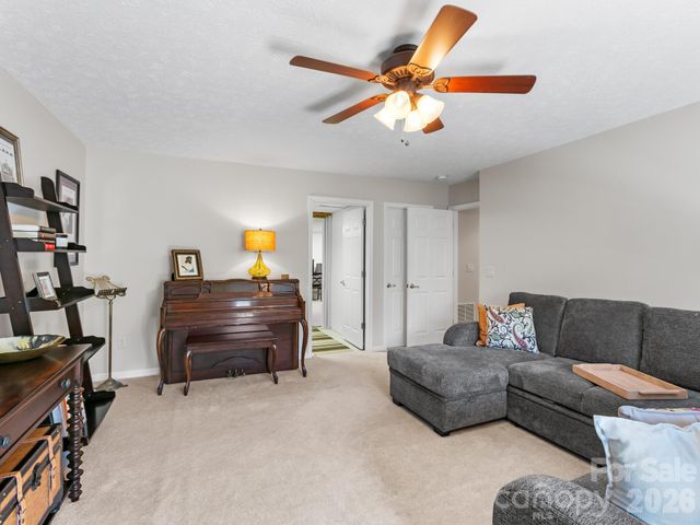 25 Old Pasture Way, Hendersonville, NC 28739